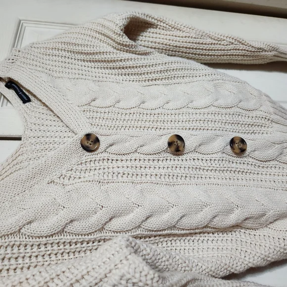 Women's Cream Cable Knit Sweater - Picture 3 of 11